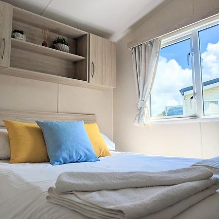 Large 4 Person Couples And Family Caravan In Newquay Bay Resort Esterno foto