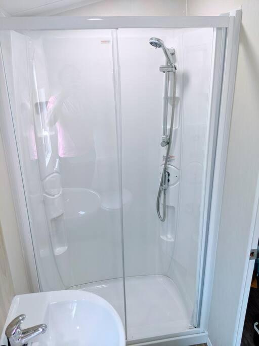 Large 4 Person Couples And Family Caravan In Newquay Bay Resort Esterno foto