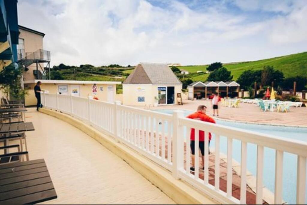 Large 4 Person Couples And Family Caravan In Newquay Bay Resort Esterno foto