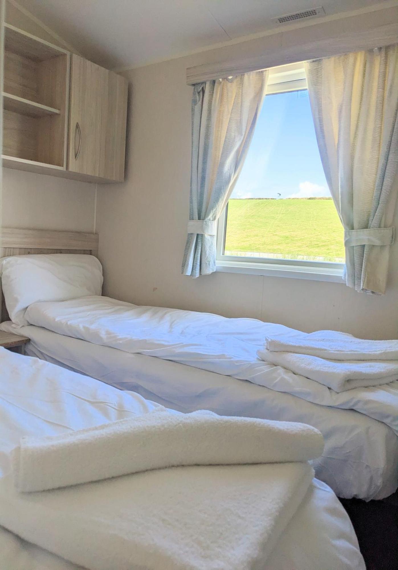 Large 4 Person Couples And Family Caravan In Newquay Bay Resort Esterno foto