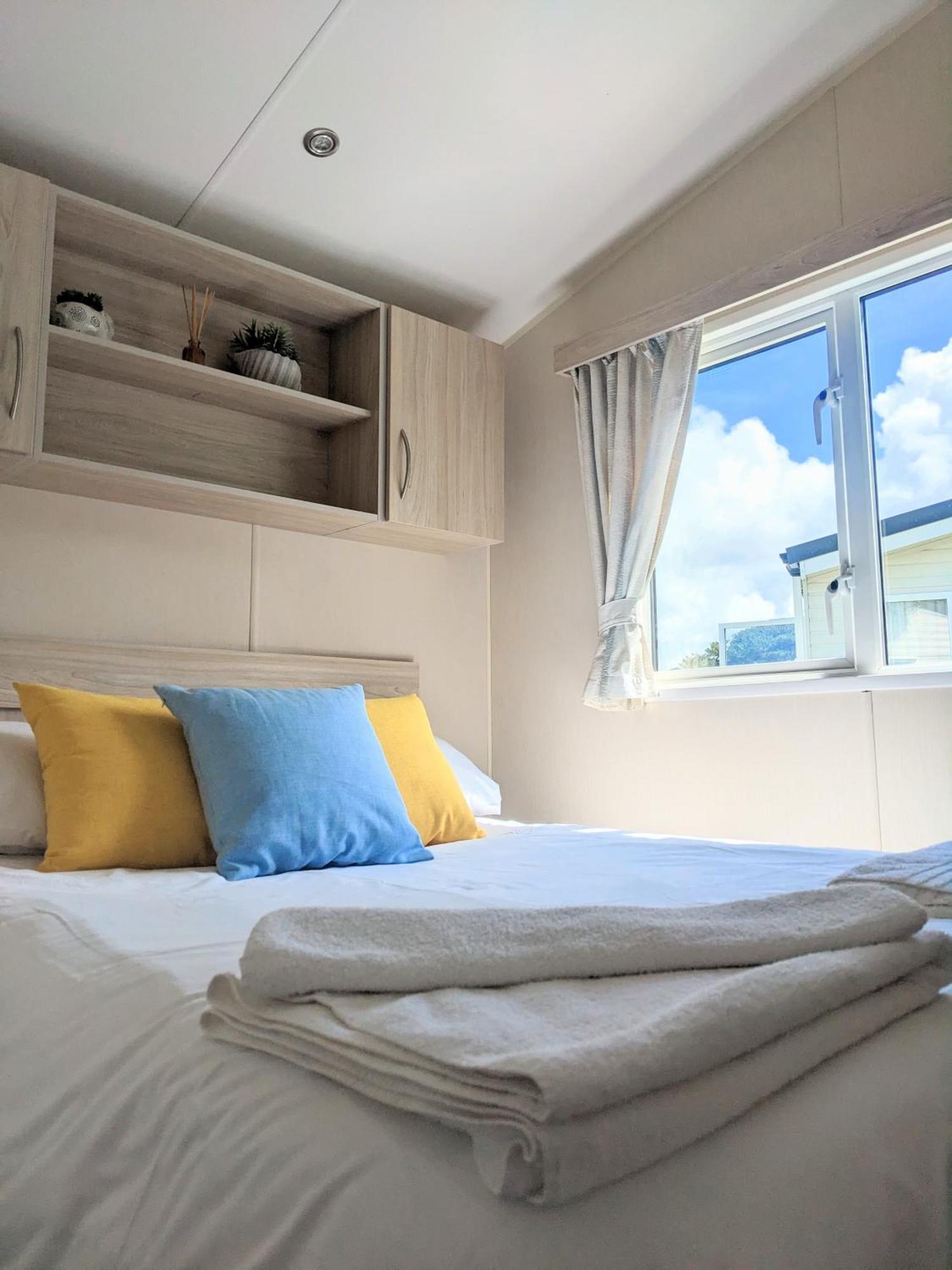 Large 4 Person Couples And Family Caravan In Newquay Bay Resort Esterno foto